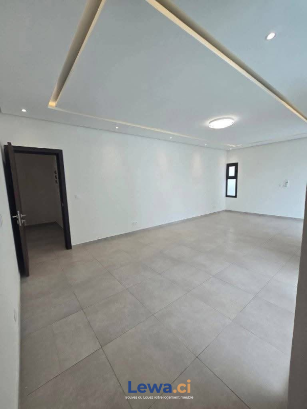 Villa 5 pièces à louer à Cocody : 2 millions FCFA par mois - Demarcho.ci : Villa à louer à Cocody. Prix : 2 000 000 FCFA par mois. 5 Chambres.