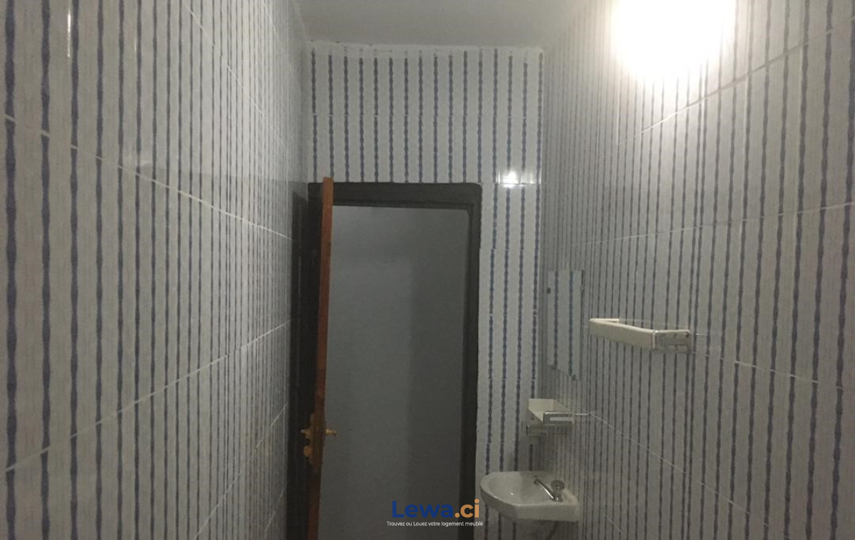 Appartement 2 pièces à louer à Abidjan : 230,000 FCFA par mois - Demarcho.ci : Appartement à louer à Abidjan. Prix : 230 000 FCFA par mois. 2 Chambres; 3 Salles de bains; 250 m².