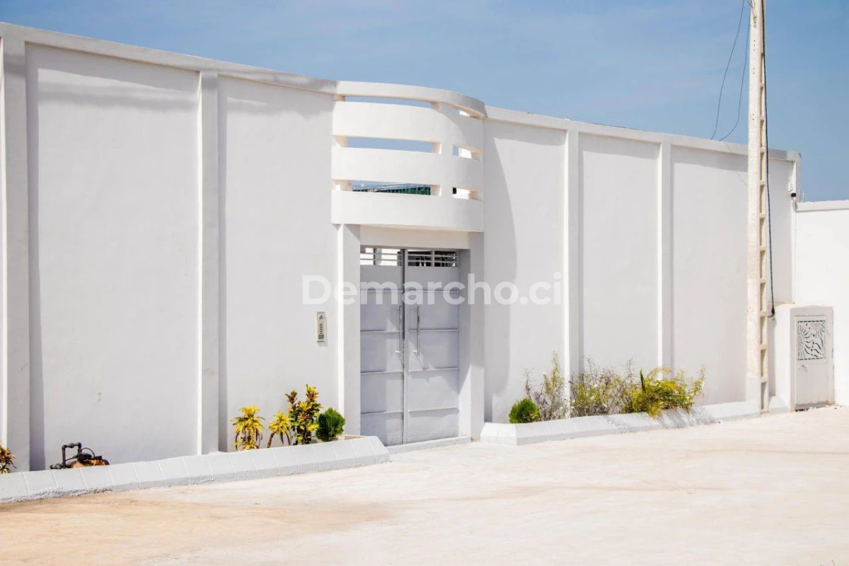 Image principale du bien : 10 STUDIOS MEUBLES A BOUAKE AIR FRANCE 3