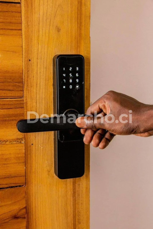 10 STUDIOS MEUBLES A BOUAKE AIR FRANCE 3 : Studio à lcd à Bouaké. Prix : 25 000 FCFA par nuitée. 2 Chambres; 1 Salle de bain.