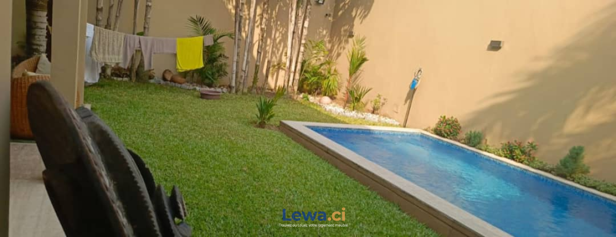 Villa 4 pièces à vendre à Cocody : 450 millionsFCFA - Demarcho.ci : Villa à vendre à Cocody. Prix : 450 000 000 FCFA prix de vente. 4 Chambres; 4 Salles de bains; 401 m².