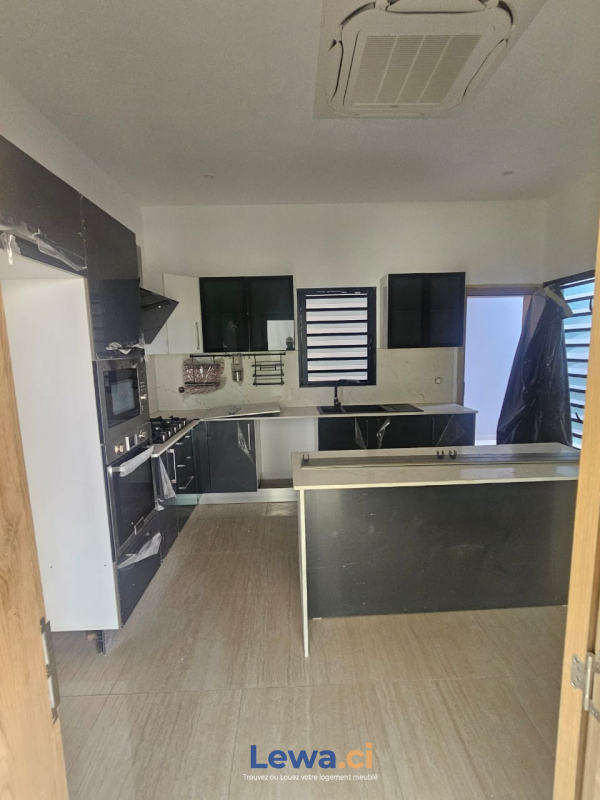 Villa 2 pièces à louer à Cocody : 3,5 millions FCFA par mois - Demarcho.ci : Villa à louer à Cocody. Prix : 3 500 000 FCFA par mois.