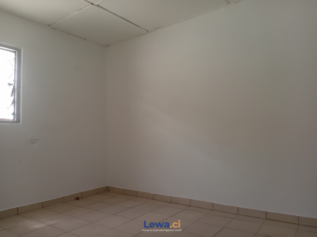 Appartement 3 pièces à vendre à Yopougon : 40 millionsFCFA - Demarcho.ci : Appartement à vendre à Yopougon. Prix : 40 000 000 FCFA prix de vente. 3 Chambres; 3 Salles de bains; 100 m².