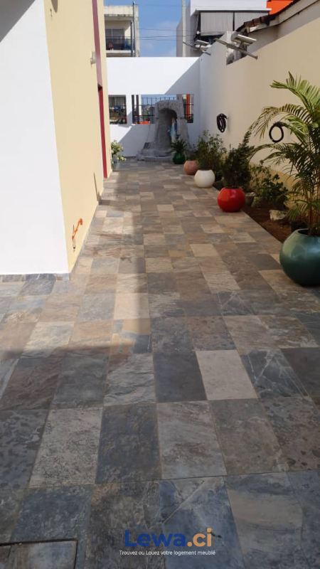 Villa 5 pièces à vendre à Bingerville : 350 millionsFCFA - Demarcho.ci : Villa à vendre à Bingerville. Prix : 350 000 000 FCFA prix de vente. 5 Chambres; 5 Salles de bains; 300 m².