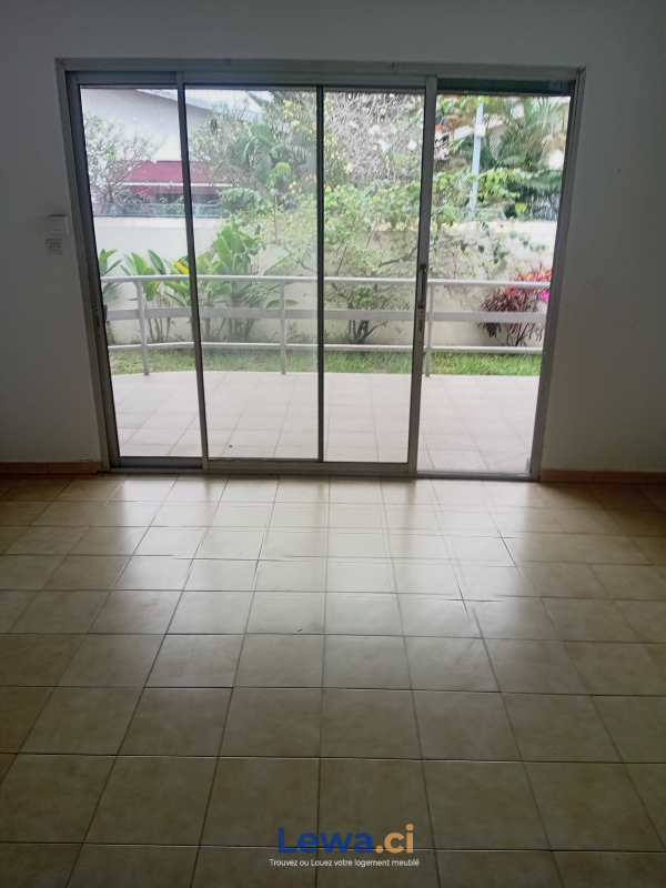 Villa 2 pièces à louer à Treichville : 900,000 FCFA par mois - Demarcho.ci : Villa à louer à Treichville. Prix : 900 000 FCFA par mois.