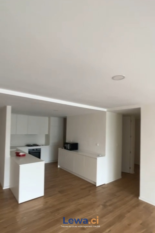 Appartement 3 pièces à vendre à Cocody : 350 millionsFCFA - Demarcho.ci : Appartement à vendre à Cocody. Prix : 350 000 000 FCFA prix de vente. 3 Chambres; 3 Salles de bains.