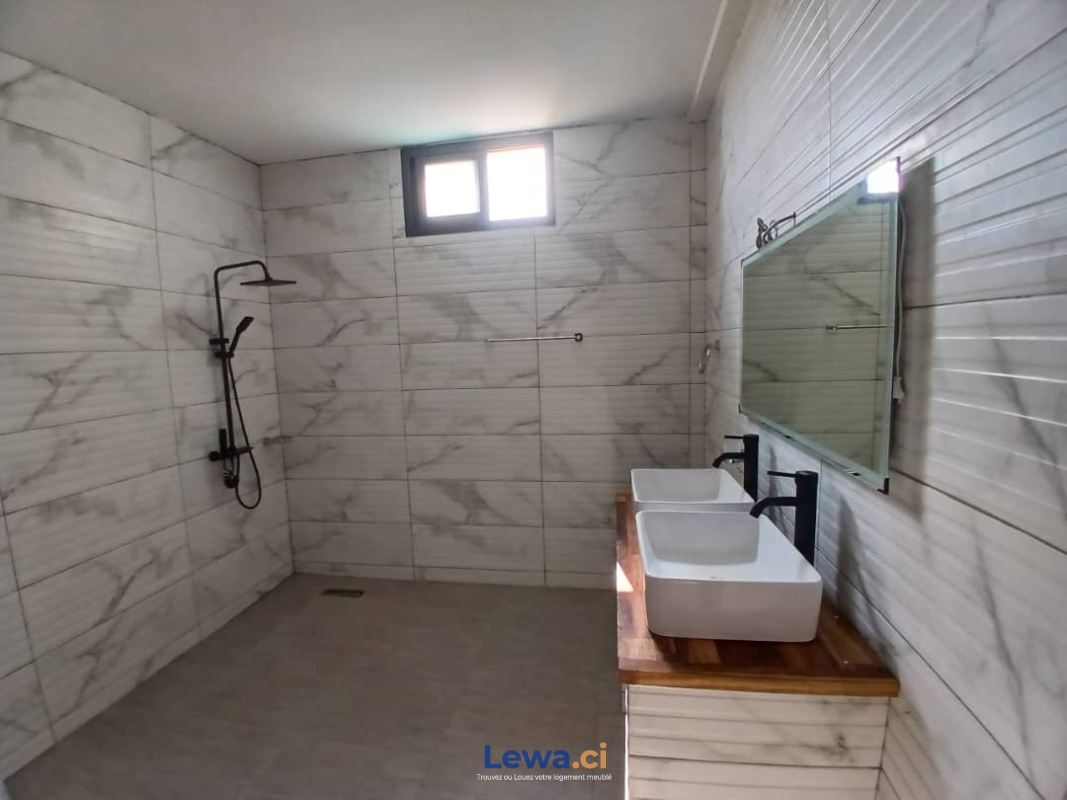 Villa 5 pièces à louer à Cocody : 1 millions FCFA par mois - Demarcho.ci : Villa à louer à Cocody. Prix : 1 000 000 FCFA par mois. 5 Chambres; 5 Salles de bains; 1 m².