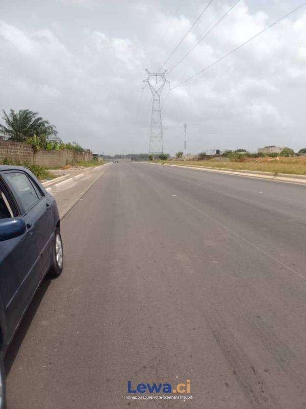 TERRAIN COMMERCIAL EN VENTE