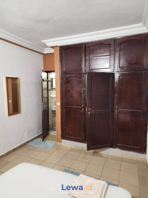Studio 1 pièces à louer à Cocody : 20,000 FCFA par mois - Demarcho.ci : Studio à louer à Cocody. Prix : 20 000 FCFA prix de vente. 1 Chambre; 1 Salle de bain; 60 m².