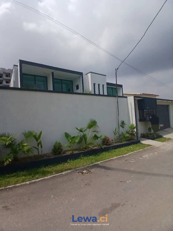 Villa 5 pièces à louer à Cocody : 2 millions FCFA par mois - Demarcho.ci : Villa à louer à Cocody. Prix : 2 000 000 FCFA par mois. 5 Chambres.