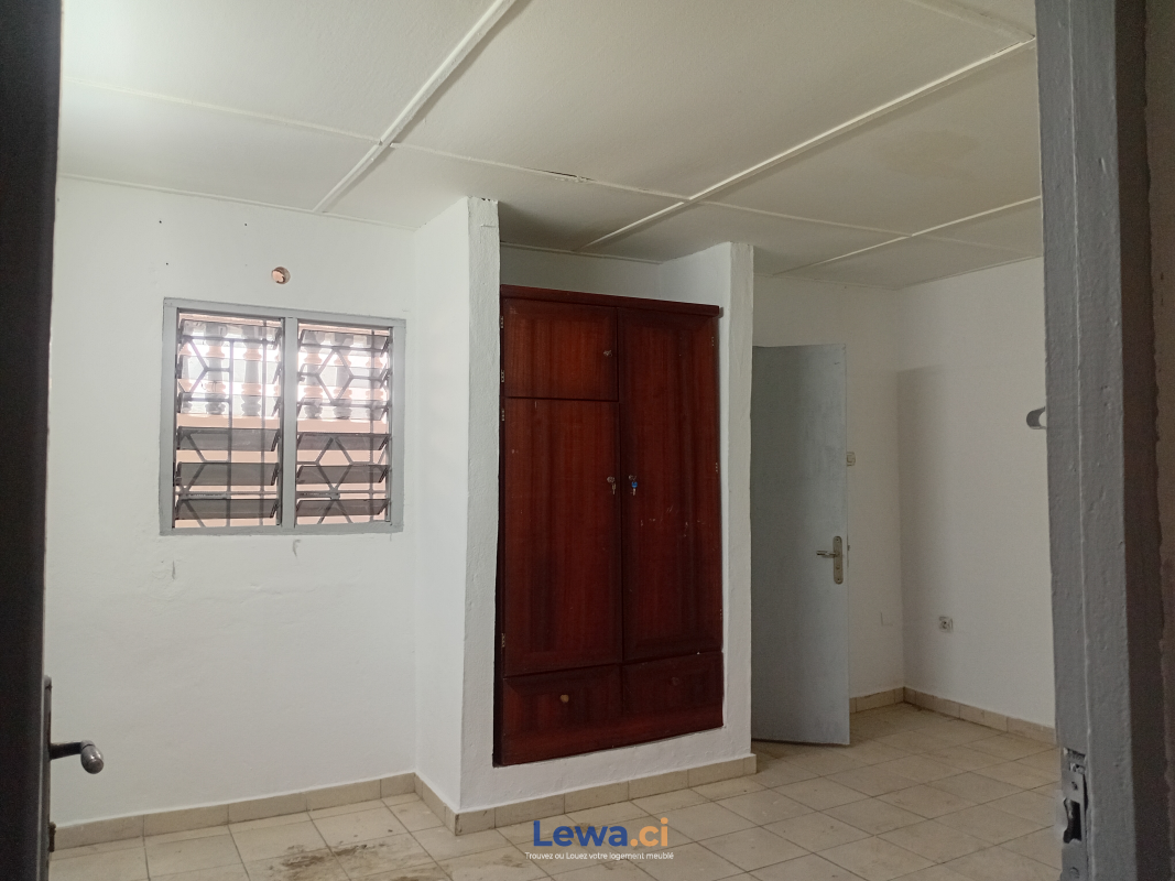 Appartement 3 pièces à vendre à Yopougon : 40 millionsFCFA - Demarcho.ci : Appartement à vendre à Yopougon. Prix : 40 000 000 FCFA prix de vente. 3 Chambres; 3 Salles de bains; 100 m².