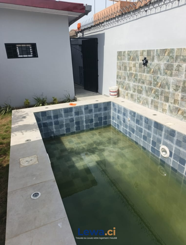 Villa 3 pièces à vendre à Cocody : 200 millionsFCFA - Demarcho.ci : Villa à vendre à Cocody. Prix : 200 000 000 FCFA prix de vente. 3 Chambres; 3 Salles de bains; 273 m².