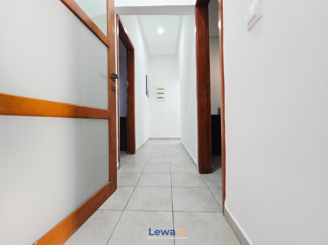 Appartement 3 pièces à louer à Abidjan : 2,5 millions FCFA par mois - Demarcho.ci : Appartement à louer à Abidjan. Prix : 2 500 000 FCFA par mois. 3 Chambres; 2 Salles de bains; 200 m².