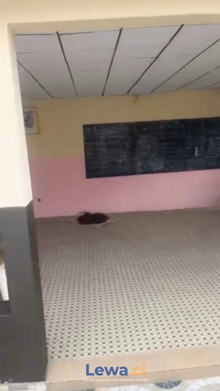 Villa 2 pièces à vendre à Yopougon : 50 millionsFCFA - Demarcho.ci : Villa à vendre à Yopougon. Prix : 50 000 000 FCFA prix de vente.