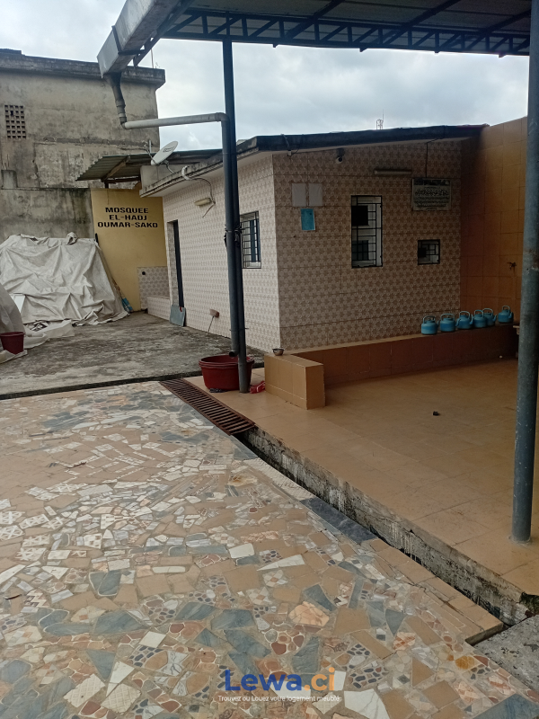 Terrain de 800m² à maisons à louer à Yopougon : 2,5 millions FCFA par mois - Demarcho.ci : Terrain à louer à Yopougon. Prix : 2 500 000 FCFA par mois. 800 m².