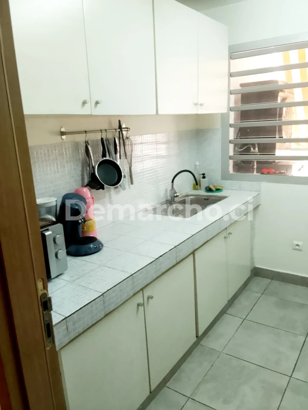 Appartement 3 pièces entièrement meublé à ANGRE CITE CNPS : Appartement à lcd à Cocody. Prix : 60 000 FCFA par jour. 2 Chambres; 2 Salles de bains.