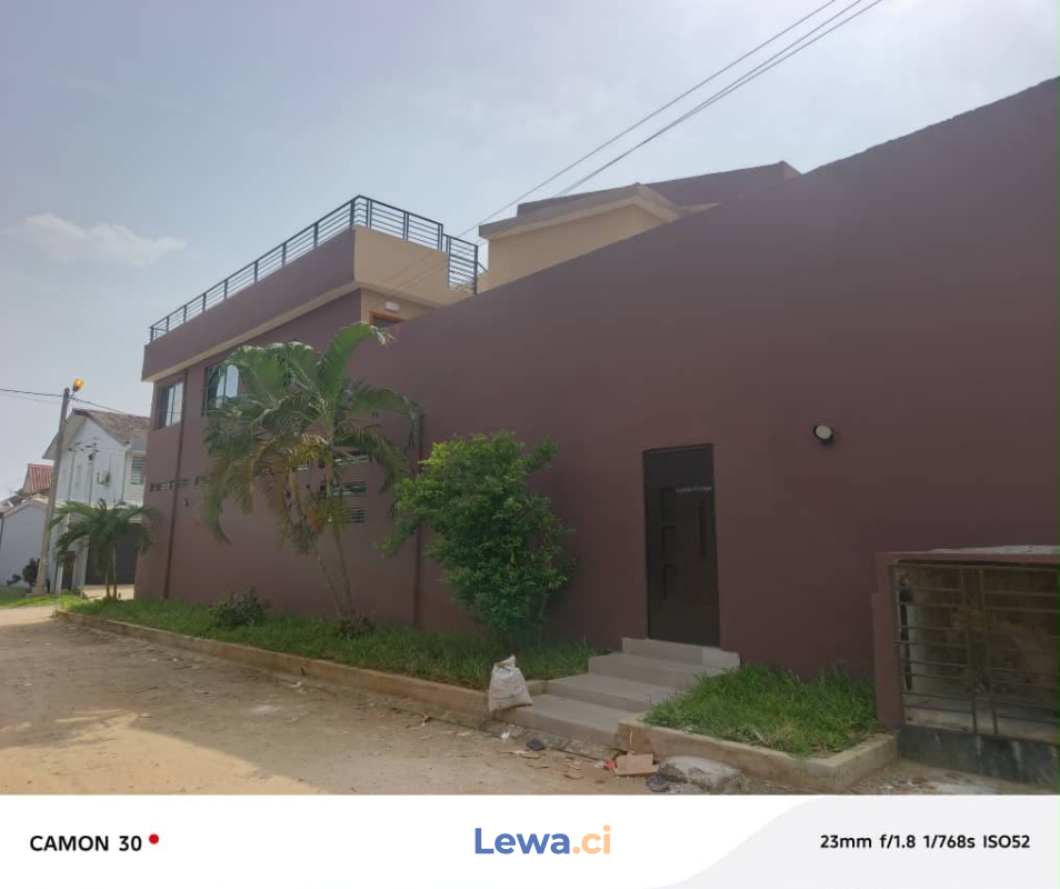 Villa 6 pièces à louer à Cocody : 1,5 millions FCFA par mois - Demarcho.ci : Villa à louer à Cocody. Prix : 1 500 000 FCFA par mois. 6 Chambres; 6 Salles de bains.