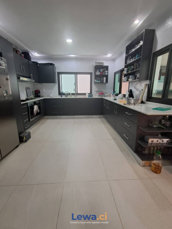 Villa 2 pièces à vendre à Cocody : 350 millionsFCFA - Demarcho.ci : Villa à vendre à Cocody. Prix : 350 000 000 FCFA prix de vente.