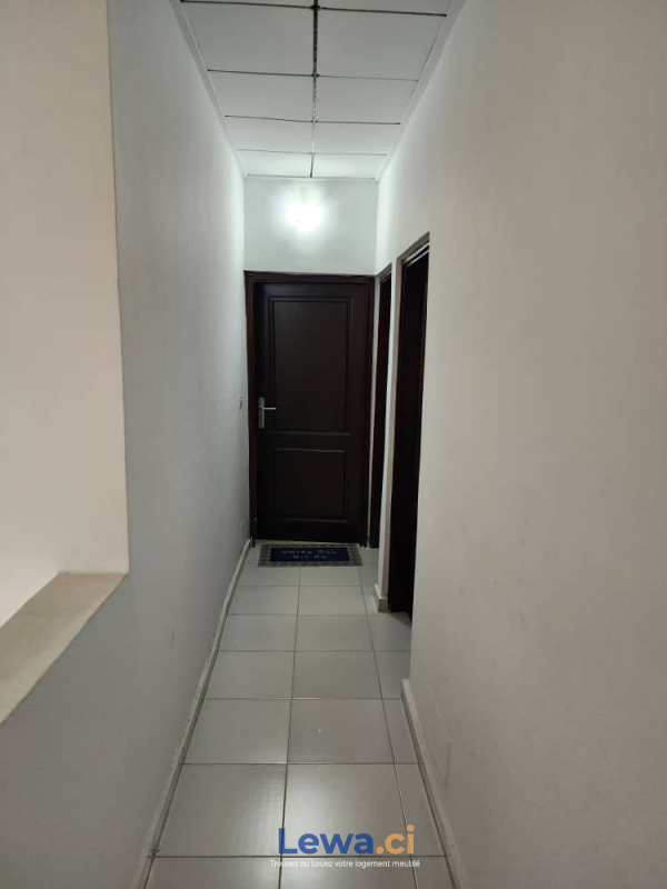 Villa 4 pièces à vendre à Cocody : 165 millionsFCFA - Demarcho.ci : Villa à vendre à Cocody. Prix : 165 000 000 FCFA prix de vente. 4 Chambres; 300 m².