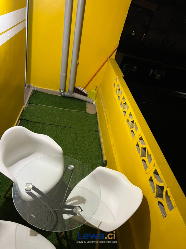 Appartement 1 pièces à louer à Yopougon : 20,000 FCFA par mois - Demarcho.ci : Appartement à louer à Yopougon. Prix : 20 000 FCFA prix de vente. 1 Chambre; 2 Salles de bains; 200 m².