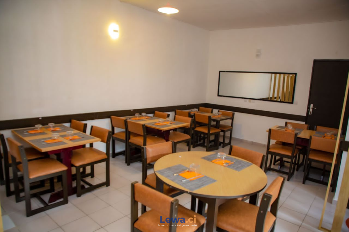 Magasin / boutique 2 pièces à louer à Cocody : 500,000 FCFA par mois - Demarcho.ci : Magasin / Boutique à louer à Cocody. Prix : 500 000 FCFA par mois.