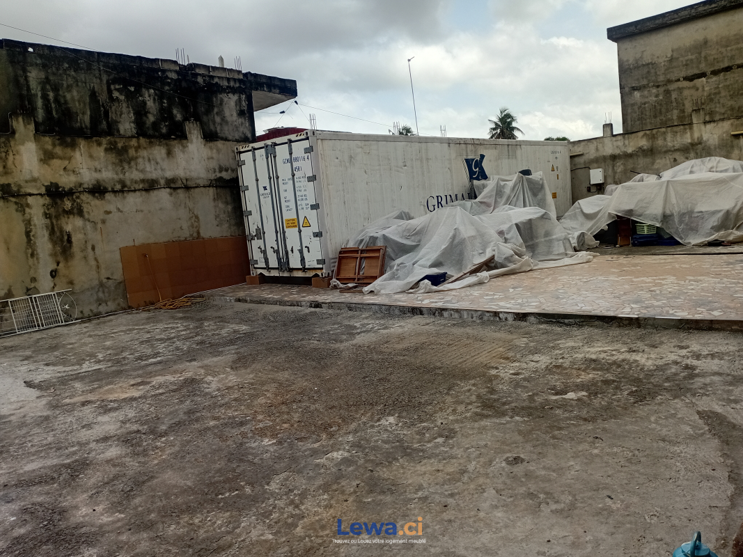 Terrain de à maisons à louer à Yopougon : 2,5 millions FCFA par mois - Demarcho.ci : Terrain à louer à Yopougon. Prix : 2 500 000 FCFA par mois.