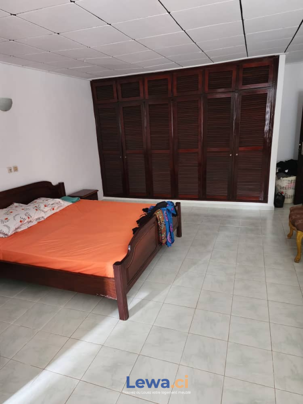 Villa 4 pièces à vendre à Cocody : 165 millionsFCFA - Demarcho.ci : Villa à vendre à Cocody. Prix : 165 000 000 FCFA prix de vente. 4 Chambres; 300 m².