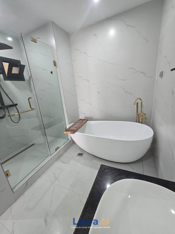 Appartement 3 pièces à louer à Cocody : 1,2 millions FCFA par mois - Demarcho.ci : Appartement à louer à Cocody. Prix : 1 200 000 FCFA par mois. 3 Chambres.