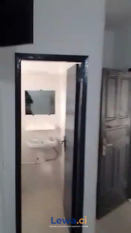 Appartement 2 pièces à vendre à Cocody : 25 millionsFCFA - Demarcho.ci : Appartement à vendre à Cocody. Prix : 25 000 000 FCFA prix de vente. 2 Chambres; 2 Salles de bains.