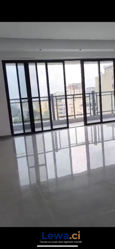 Appartement 3 pièces à louer à Marcory : 1,2 millions FCFA par mois - Demarcho.ci : Appartement à louer à Marcory. Prix : 1 200 000 FCFA par mois. 3 Chambres; 3 Salles de bains; 181 m².