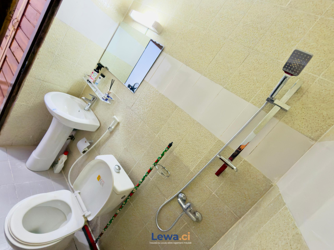 Studio 1 pièces à louer à Cocody : 25,000 FCFA par mois - Demarcho.ci : Studio à louer à Cocody. Prix : 25 000 FCFA prix de vente. 1 Chambre; 1 Salle de bain; 200 m².