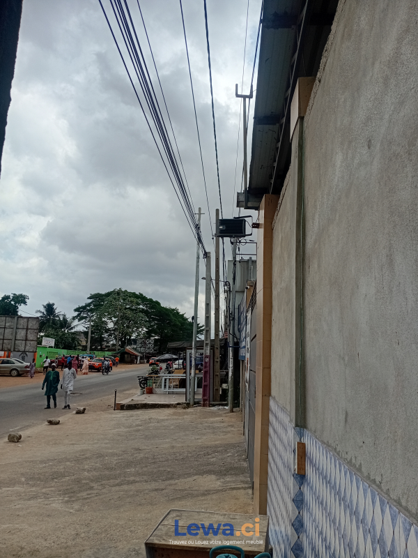 Terrain de 800m² à maisons à louer à Yopougon : 2,5 millions FCFA par mois - Demarcho.ci : Terrain à louer à Yopougon. Prix : 2 500 000 FCFA par mois. 800 m².