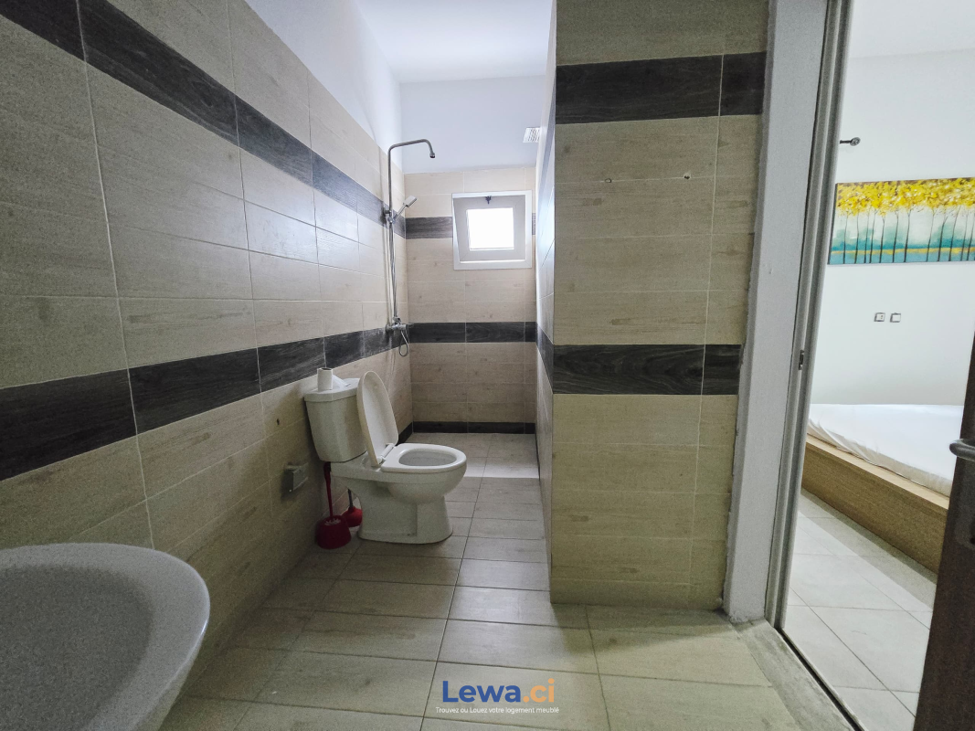 Appartement 3 pièces à louer à Abidjan : 2,5 millions FCFA par mois - Demarcho.ci : Appartement à louer à Abidjan. Prix : 2 500 000 FCFA par mois. 3 Chambres; 2 Salles de bains; 200 m².