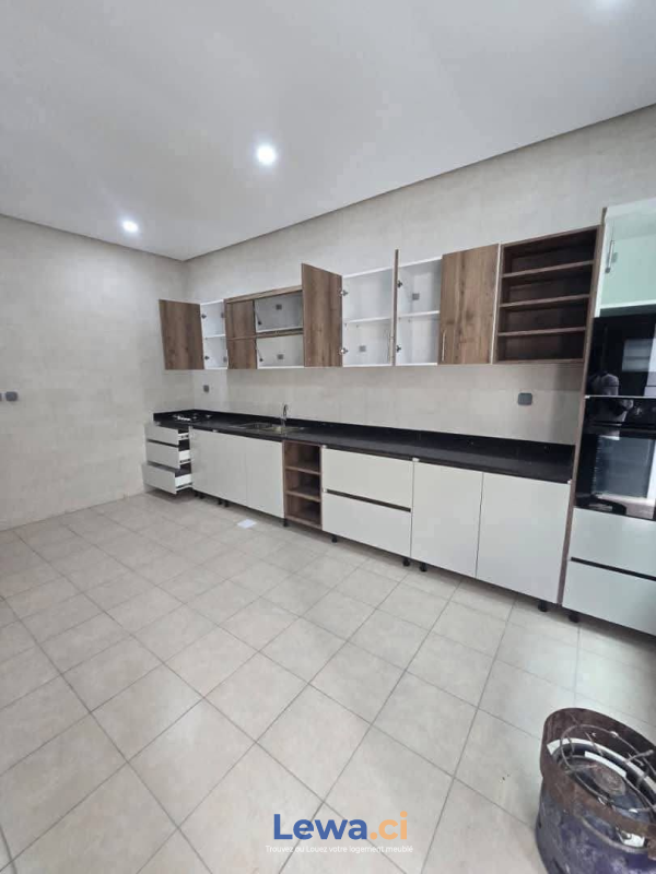 Villa 5 pièces à louer à Cocody : 2 millions FCFA par mois - Demarcho.ci : Villa à louer à Cocody. Prix : 2 000 000 FCFA par mois. 5 Chambres.