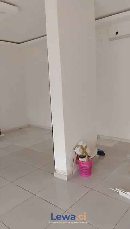 Magasin / boutique 2 pièces à louer à Cocody : 1,5 millions FCFA par mois - Demarcho.ci : Magasin / Boutique à louer à Cocody. Prix : 1 500 000 FCFA par mois.