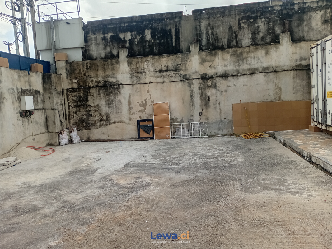 Terrain de à maisons à louer à Yopougon : 2,5 millions FCFA par mois - Demarcho.ci : Terrain à louer à Yopougon. Prix : 2 500 000 FCFA par mois.