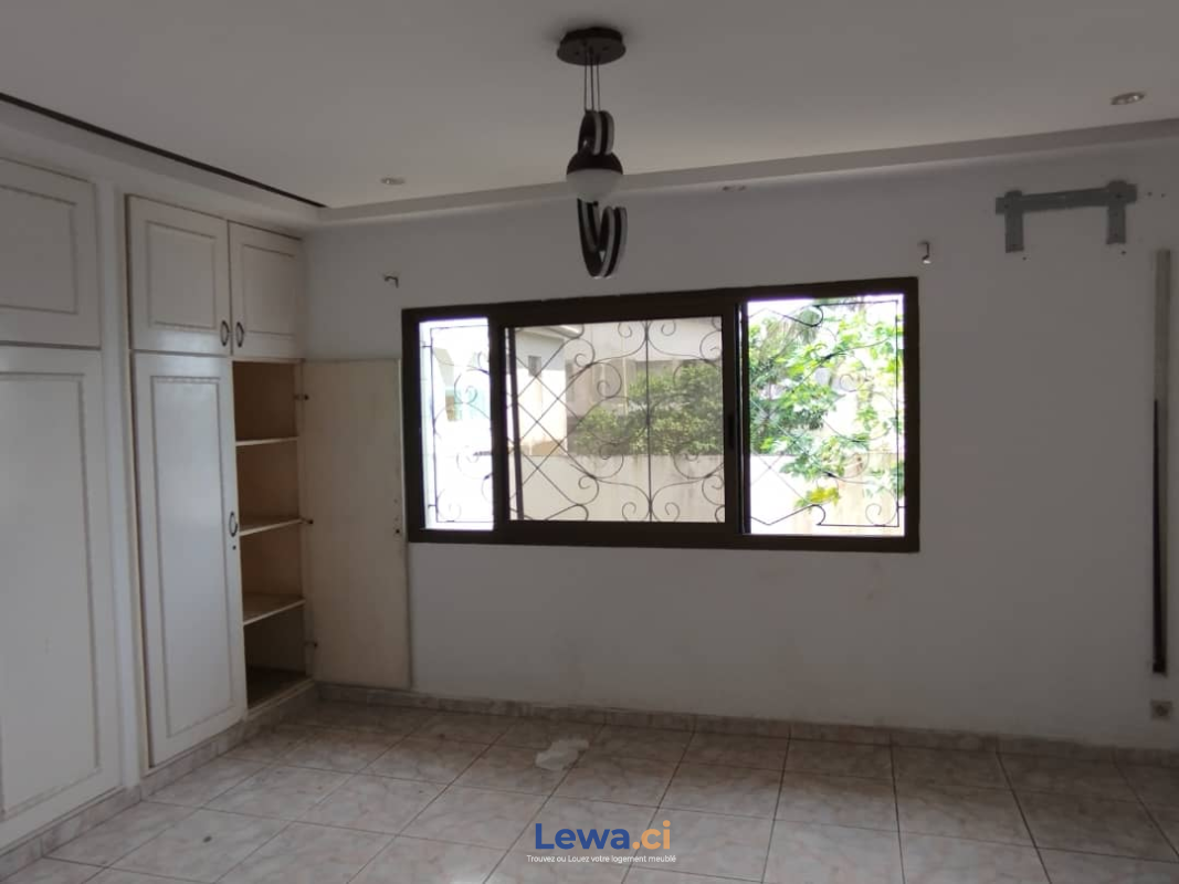 Appartement 5 pièces à vendre à Abidjan : 1,000 millionsFCFA - Demarcho.ci : Appartement à vendre à Abidjan. Prix : 1 000 000 000 FCFA prix de vente. 5 Chambres; 1 Salle de bain; 2000 m².