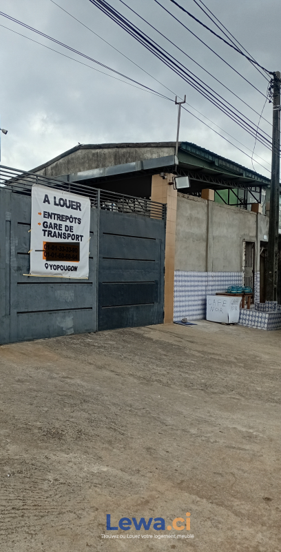 Grand local commercial en location