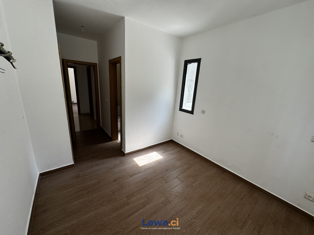 Appartement 3 pièces à louer à Cocody : 500,000 FCFA par mois - Demarcho.ci : Appartement à louer à Cocody. Prix : 500 000 FCFA par mois. 3 Chambres; 2 Salles de bains.