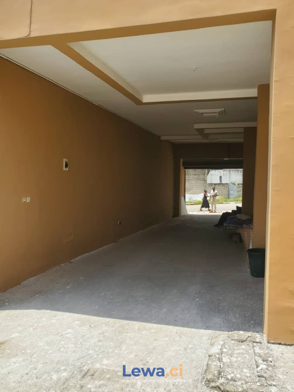 Immeuble 12 pièces à vendre à Cocody : 700 millionsFCFA - Demarcho.ci : Immeuble à vendre à Cocody. Prix : 700 000 000 FCFA prix de vente. 12 Chambres; 10 Salles de bains; 600 m².