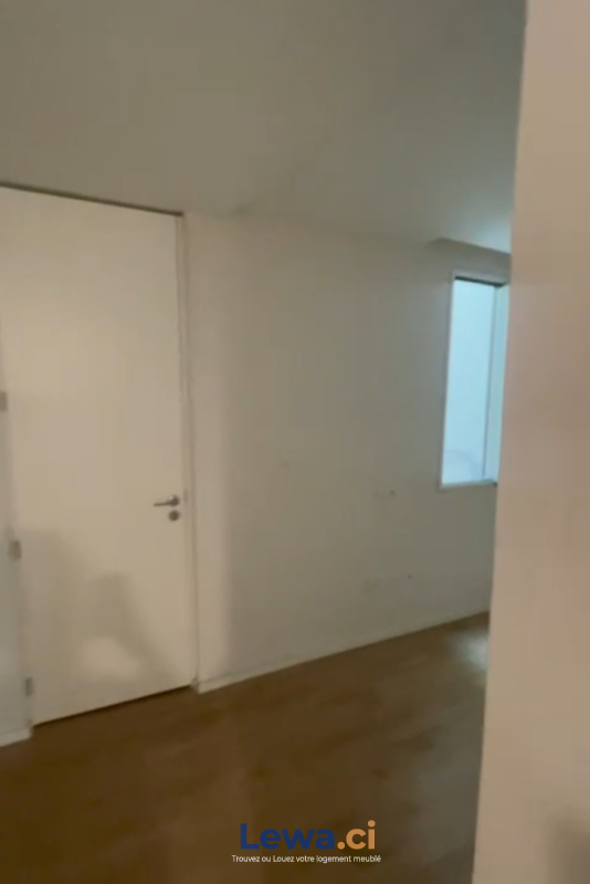 Appartement 3 pièces à vendre à Cocody : 350 millionsFCFA - Demarcho.ci : Appartement à vendre à Cocody. Prix : 350 000 000 FCFA prix de vente. 3 Chambres; 3 Salles de bains.