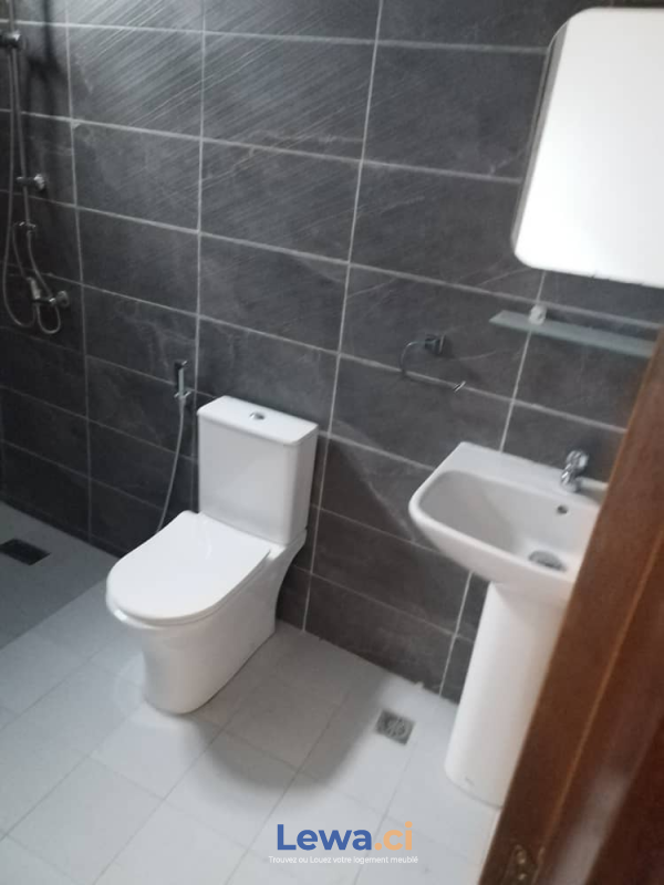 Villa 4 pièces à vendre à Cocody : 380 millionsFCFA - Demarcho.ci : Villa à vendre à Cocody. Prix : 380 000 000 FCFA prix de vente. 4 Chambres; 4 Salles de bains; 354 m².
