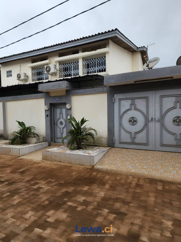 Villa 4 pièces à vendre à Cocody : 165 millionsFCFA - Demarcho.ci : Villa à vendre à Cocody. Prix : 165 000 000 FCFA prix de vente. 4 Chambres; 300 m².