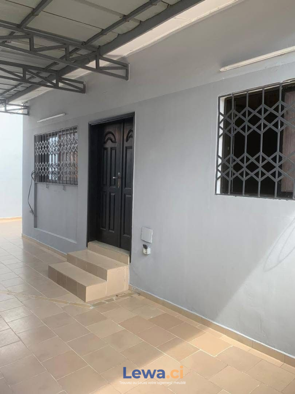 Villa 5 pièces à louer à Cocody : 550,000 FCFA par mois - Demarcho.ci : Villa à louer à Cocody. Prix : 550 000 FCFA par mois. 5 Chambres; 4 Salles de bains.