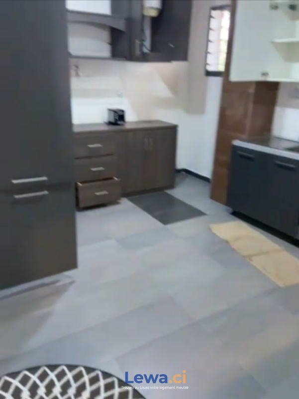 Villa 2 pièces à louer à Cocody : 800,000 FCFA par mois - Demarcho.ci : Villa à louer à Cocody. Prix : 800 000 FCFA par mois.