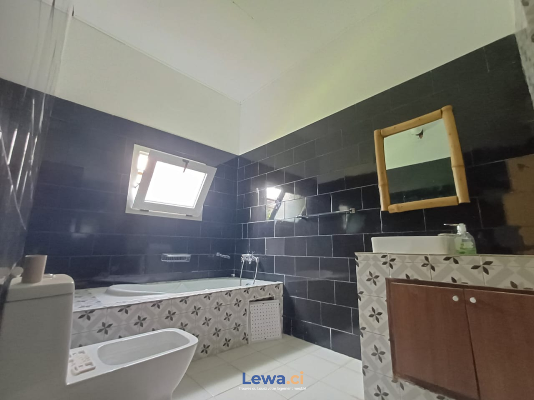 Villa 2 pièces à vendre à Cocody : 430 millionsFCFA - Demarcho.ci : Villa à vendre à Cocody. Prix : 430 000 000 FCFA prix de vente.