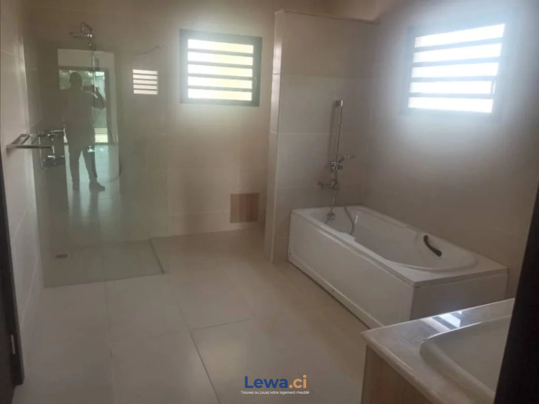 Villa 7 pièces à vendre à Cocody : 850 millionsFCFA - Demarcho.ci : Villa à vendre à Cocody. Prix : 850 000 000 FCFA prix de vente. 7 Chambres; 5 Salles de bains; 1200 m².