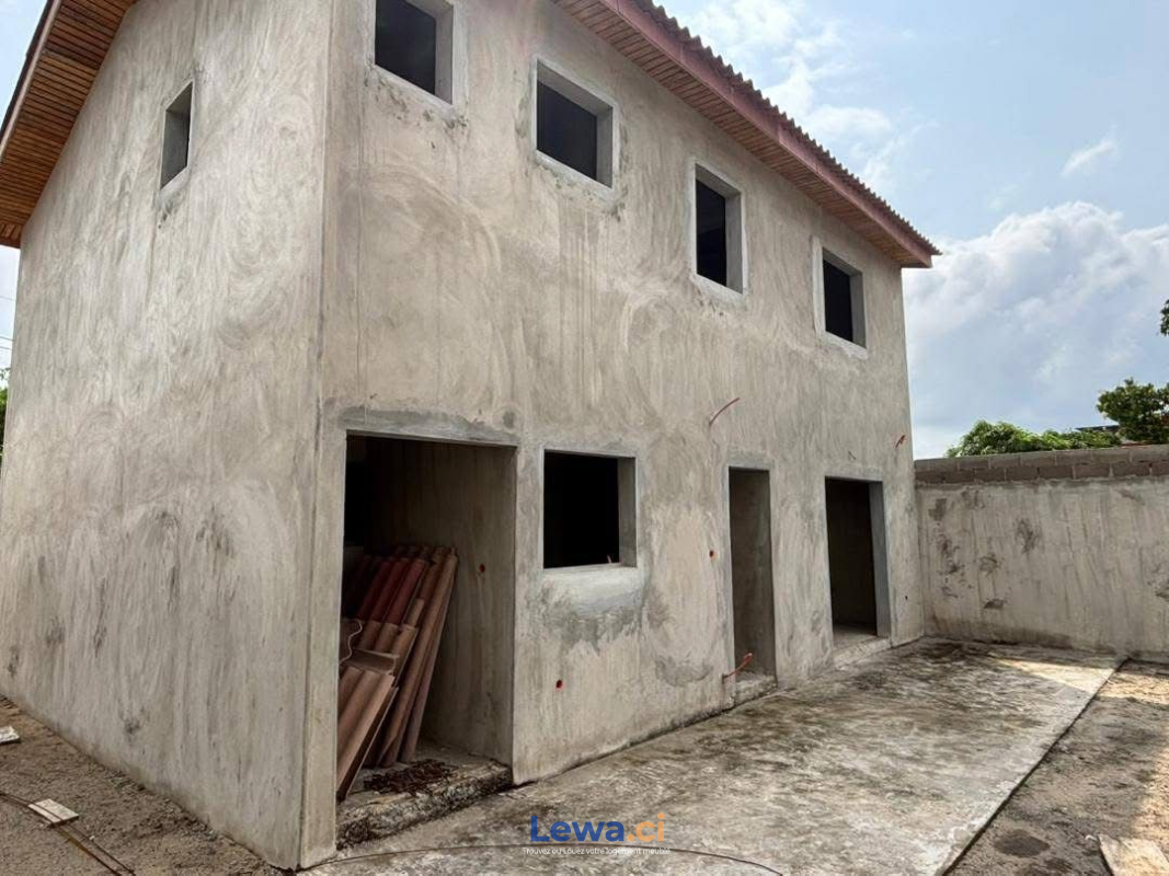 Villa 3 pièces à vendre à Grand-bassam : 90 millionsFCFA - Demarcho.ci : Villa à vendre à Grand-Bassam. Prix : 90 000 000 FCFA prix de vente. 3 Chambres; 322 m².