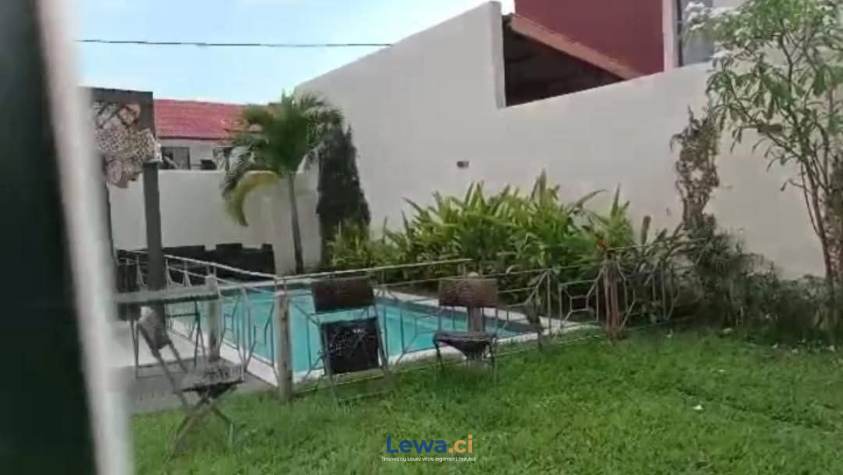 Villa 4 pièces à vendre à Cocody : 300 millionsFCFA - Demarcho.ci : Villa à vendre à Cocody. Prix : 300 000 000 FCFA prix de vente. 4 Chambres; 4 Salles de bains; 400 m².