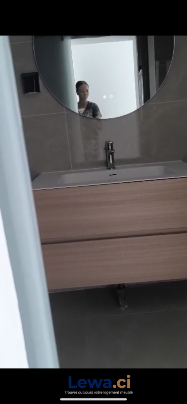 Appartement 3 pièces à louer à Marcory : 1,2 millions FCFA par mois - Demarcho.ci : Appartement à louer à Marcory. Prix : 1 200 000 FCFA par mois. 3 Chambres; 3 Salles de bains; 181 m².